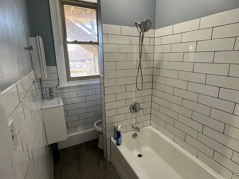 546 Main St #2 — Photo 4