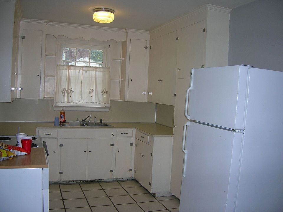 kitchen w/ eat-in area