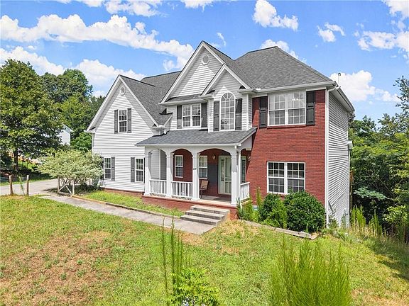 3rd image of 930 Heads Ferry Rd