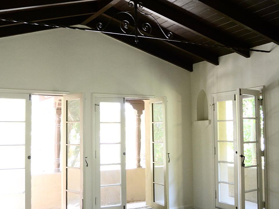 1st image of 511 N Sycamore Ave #2