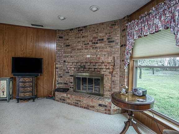 4th image of 1900 Greenbriar Ct