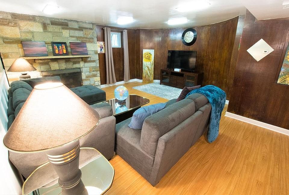 1st image of 5815 N Drake Ave #G