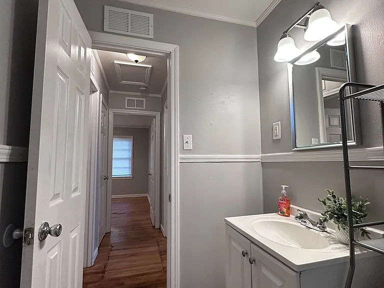 901 N Franklin St — Photo 3