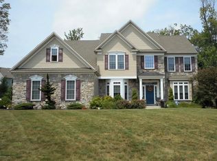 1239 Woodberry Dr, Mountain Top, PA 18707