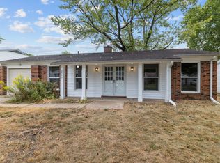 2545 Oakwood Manor Dr, Florissant, MO 63031