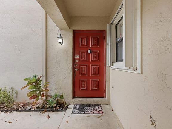 3rd image of 9633 Riverside Dr APT E3