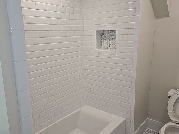 4th image of 1413 Barnard St #B