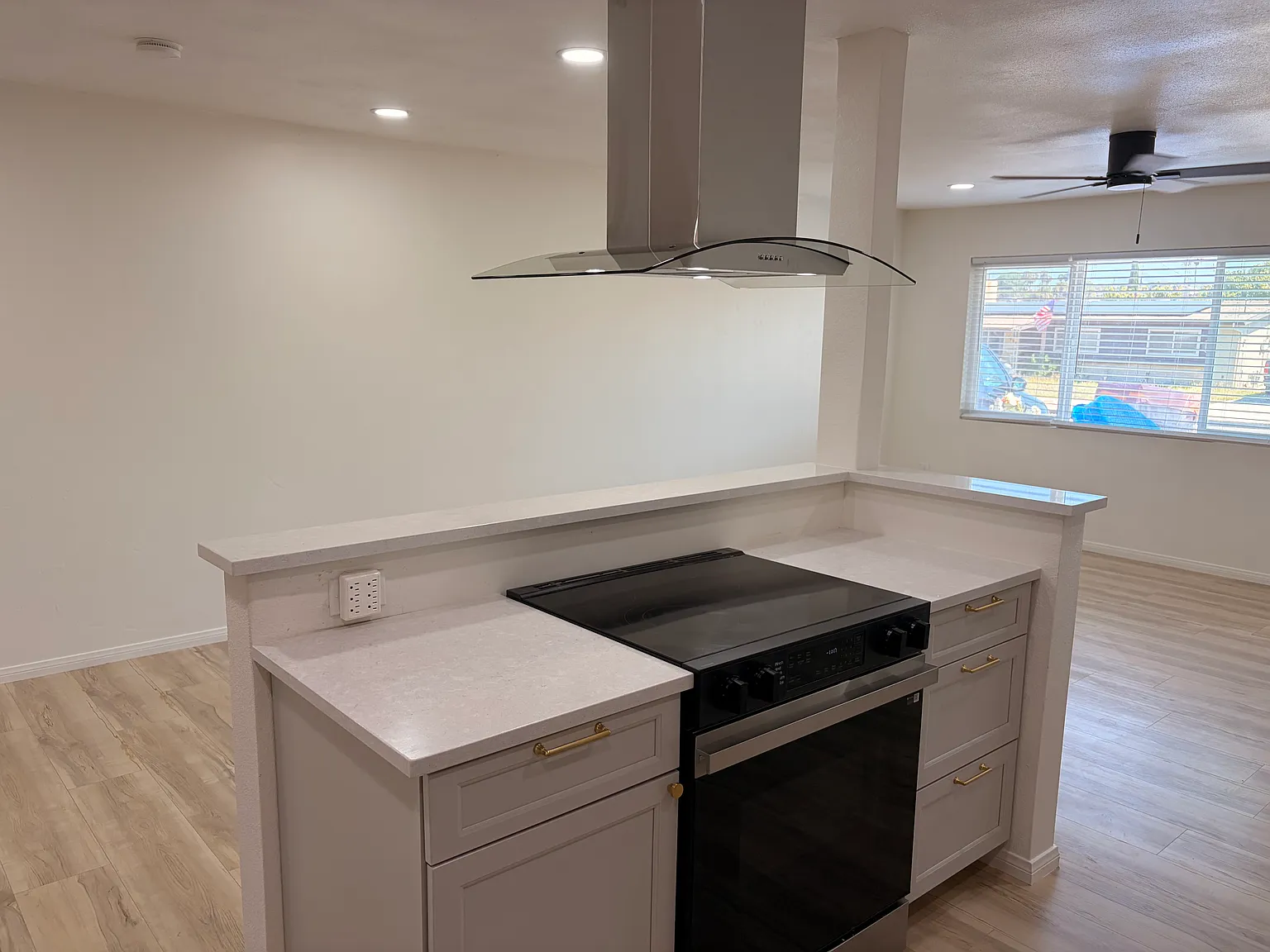 3 bed, 1.5 bath, 1040 sqft, $3,500 — Photo 2