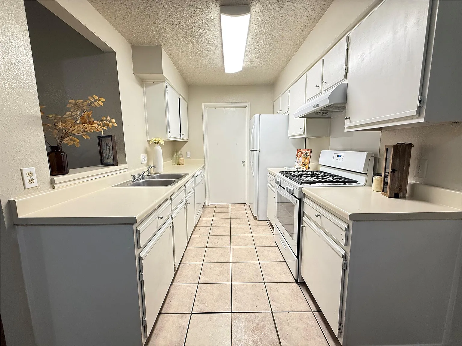 3 bed, 2.0 bath, 1106 sqft, $1,575 — Photo 3