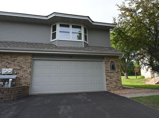 800 Buckingwood Ct, Chanhassen, MN 55317