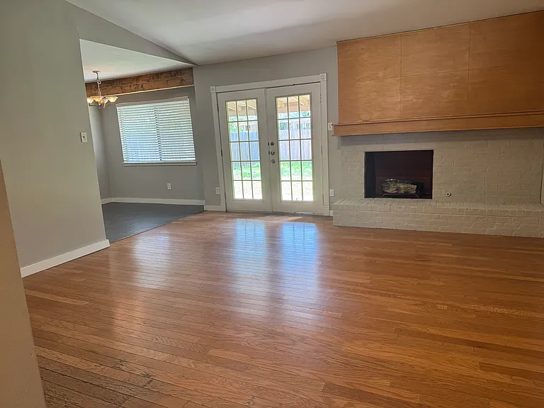 5201 Suburban Dr — Photo 2