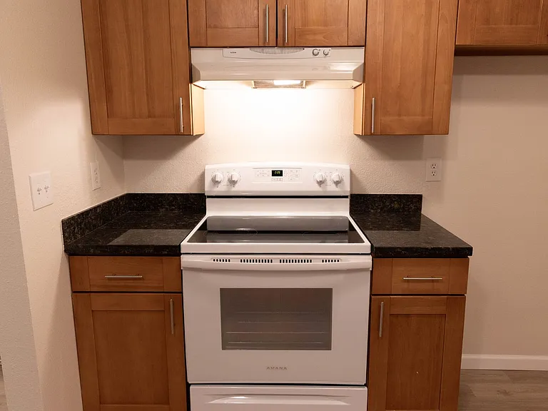 Willow Creek Apartments — Photo 8