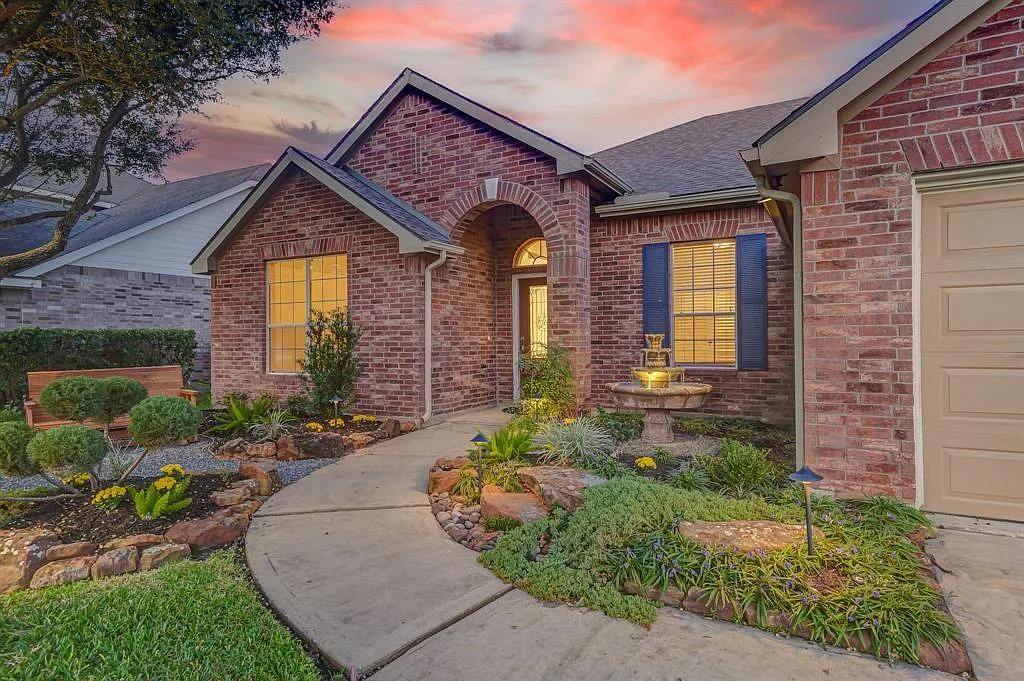 4 bed, 2.0 bath, 2598 sqft, $2,500 — Photo 3