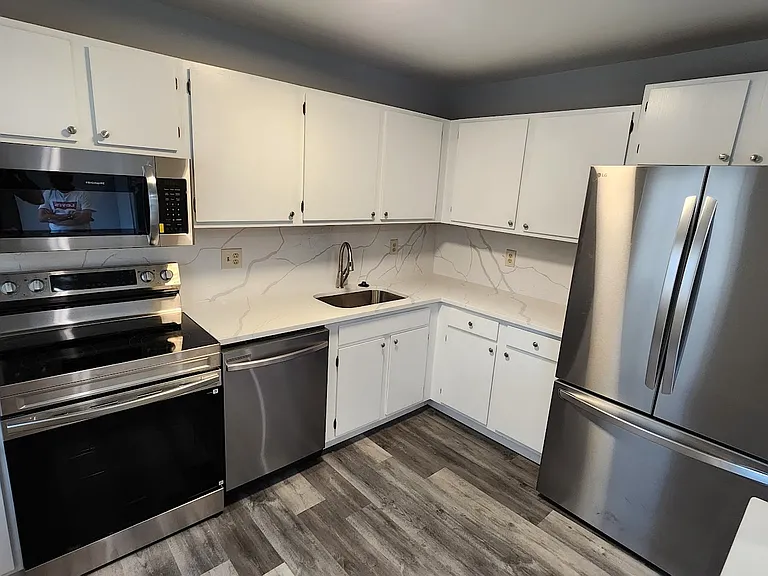237 Alymer Ct — Photo 2