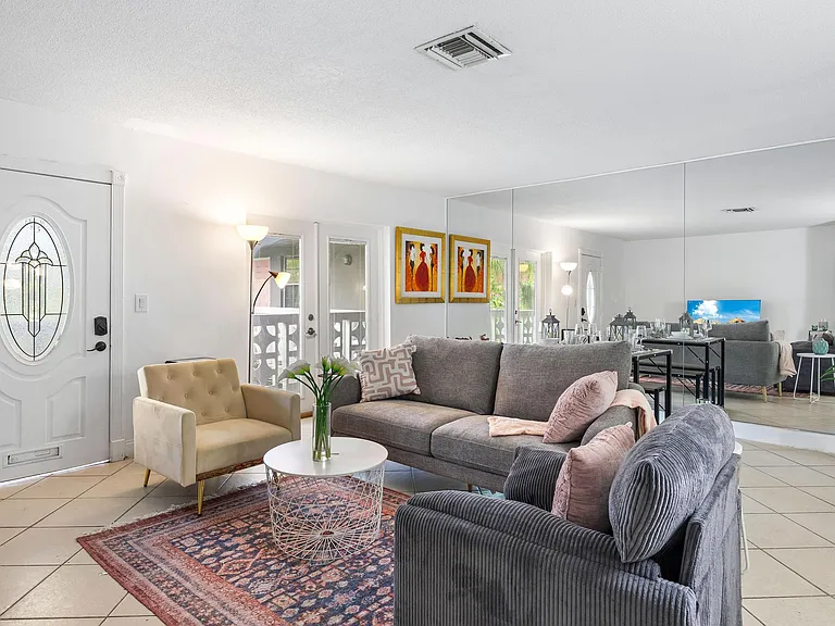 400 SE 31st St #8 — Photo 9