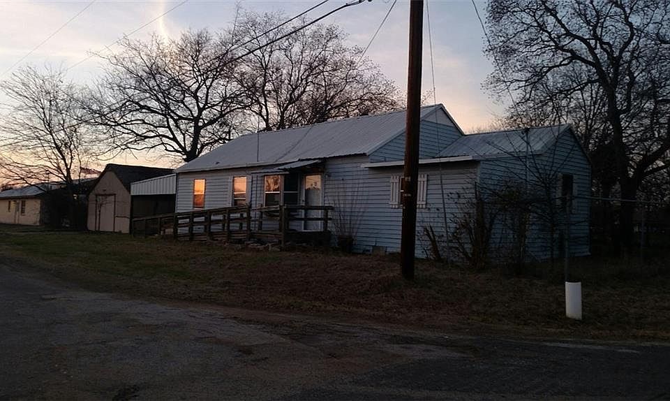 2nd image of 103 Whispering Oaks Trl