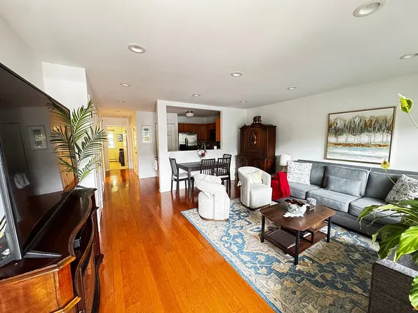 203 Cambridge Ct, Glen Cove, NY 11542