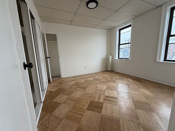 3rd image of 995 Summit Ave #304