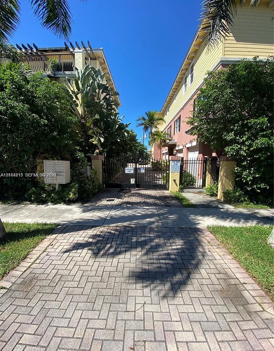 Waverly Place — Photo 1