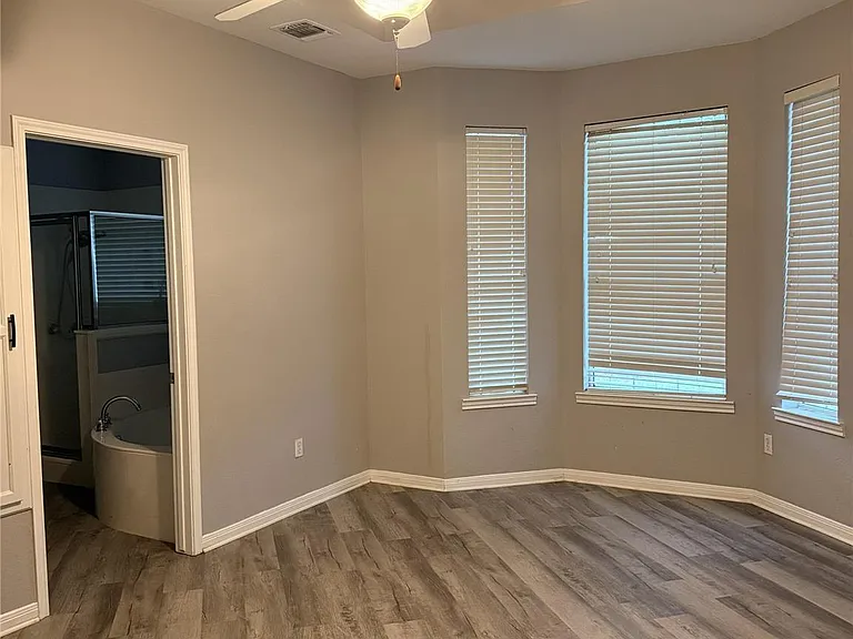 5600 FM 1466 — Photo 30