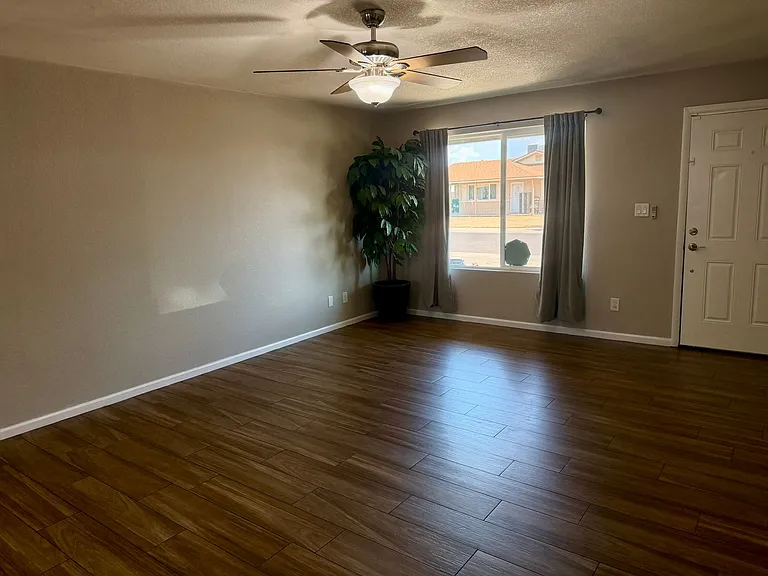 4414 W Altadena Ave — Photo 10