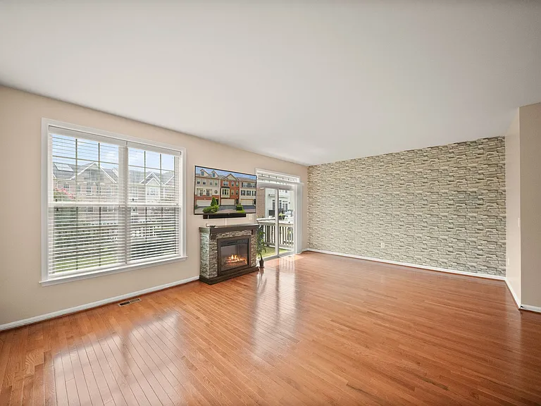 1439 Occoquan Heights Ct — Photo 19