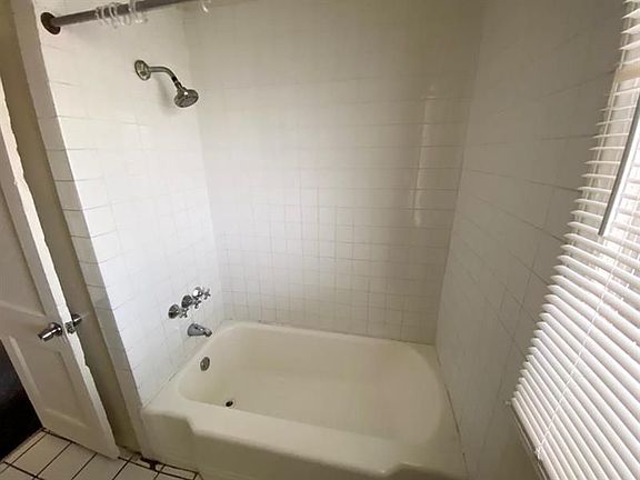 4th image of 601 33rd St APT 3