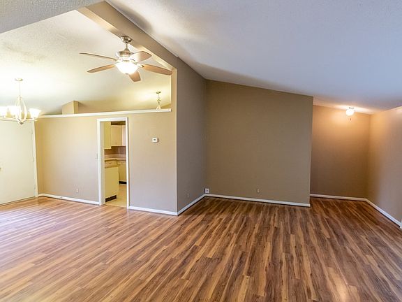 3rd image of 709 Banner Cir