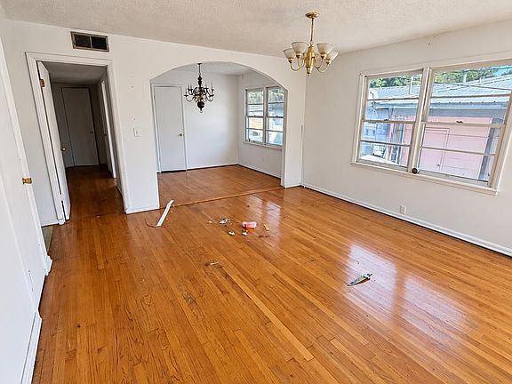 3rd image of 1118 Mountainbrook Dr