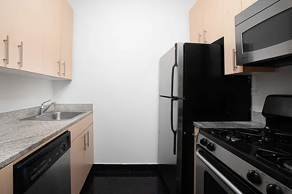 Rented by Waldstar Real Estate LLC | media 8