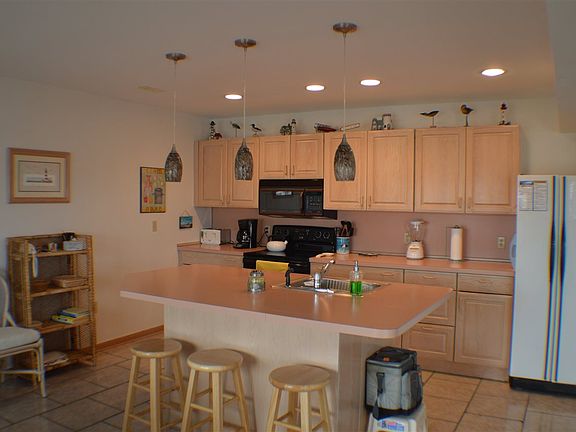 2nd image of 18 48th St