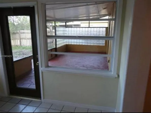 7371 SW 1st St, Pompano Beach, FL 33068