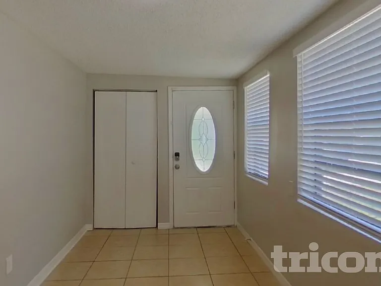 10014 N Oklawaha Ave — Photo 2