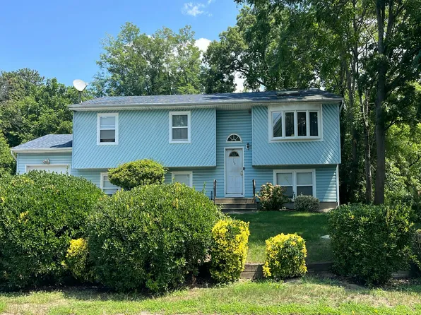 169 Governor Ave, West Babylon, NY 11704