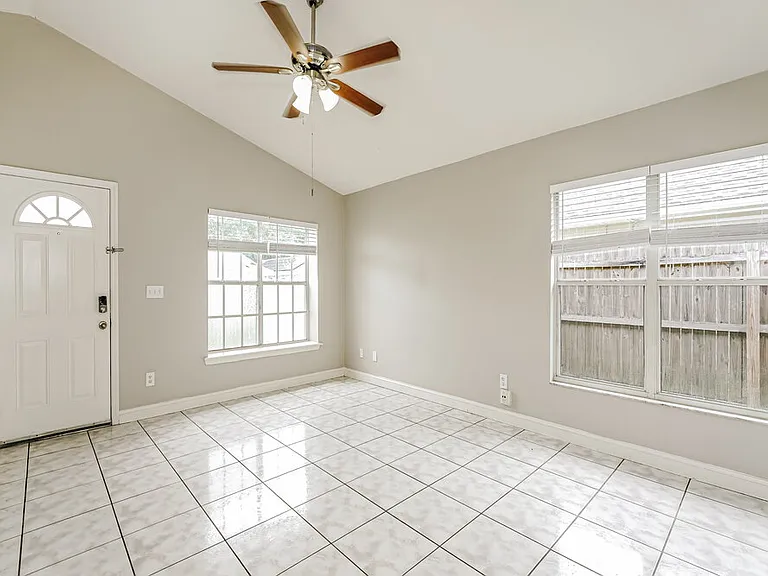 9599 Lupine Ave — Photo 3