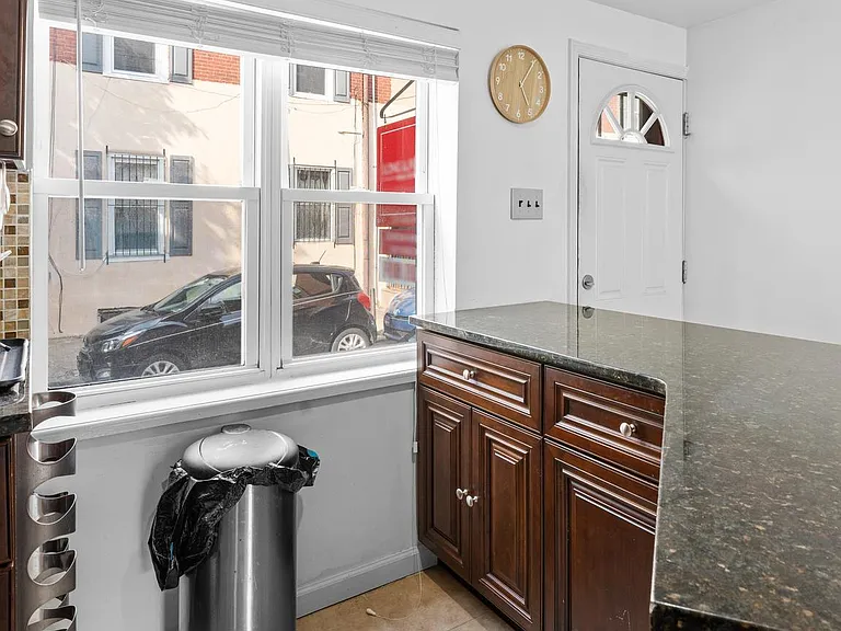 1006 Montrose St — Photo 7
