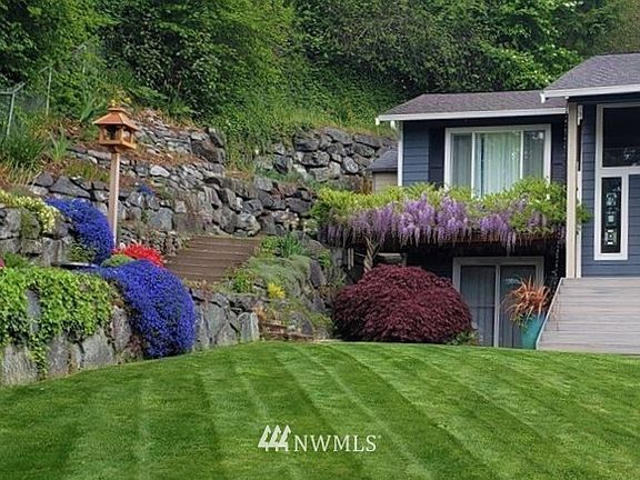 Front yard in Bloom - Spring 2021