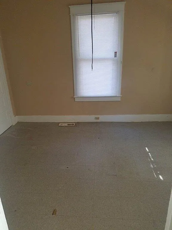 3 bed, 960 sqft, $825 — Photo 2