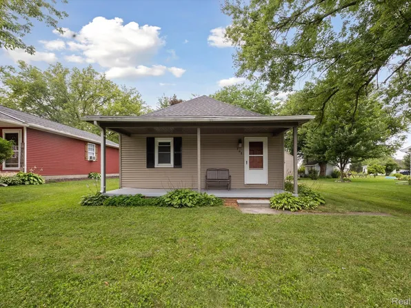 208 S Russell St, Durand, MI 48429