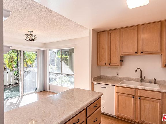 5th image of 327 Chestnut Hill Ct APT 17