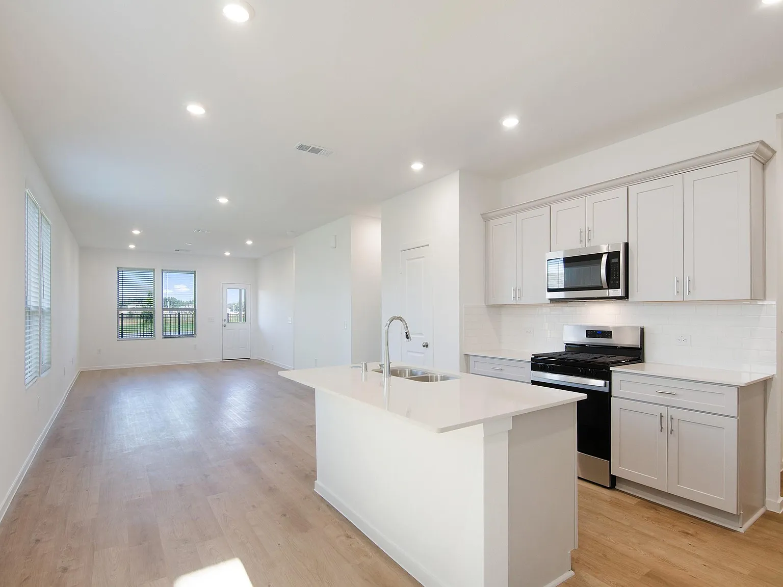 4 bed, 2.5 bath, $2,475 — Photo 3