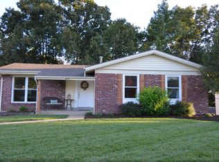 846 Forest Village Dr, Ballwin, MO