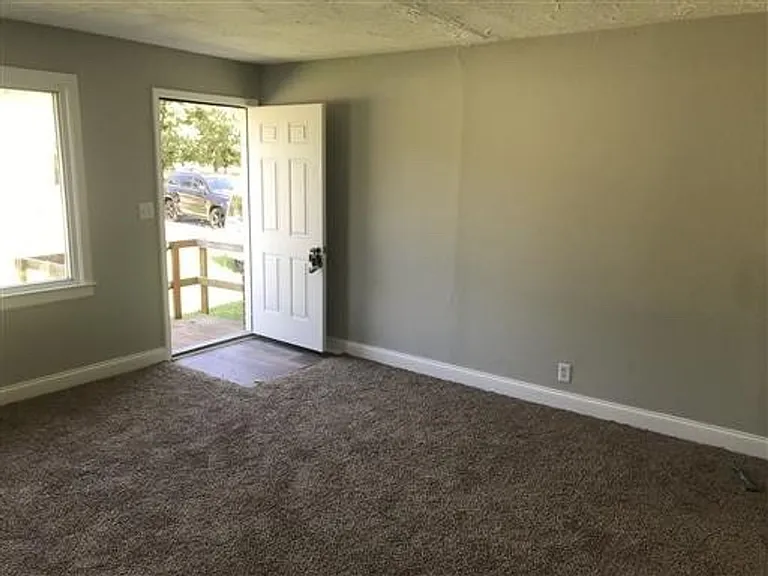 715 Kent Dr — Photo 2