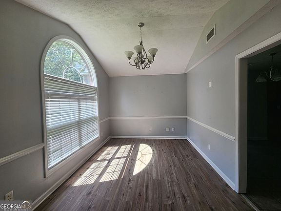 3rd image of 526 Vista Dr
