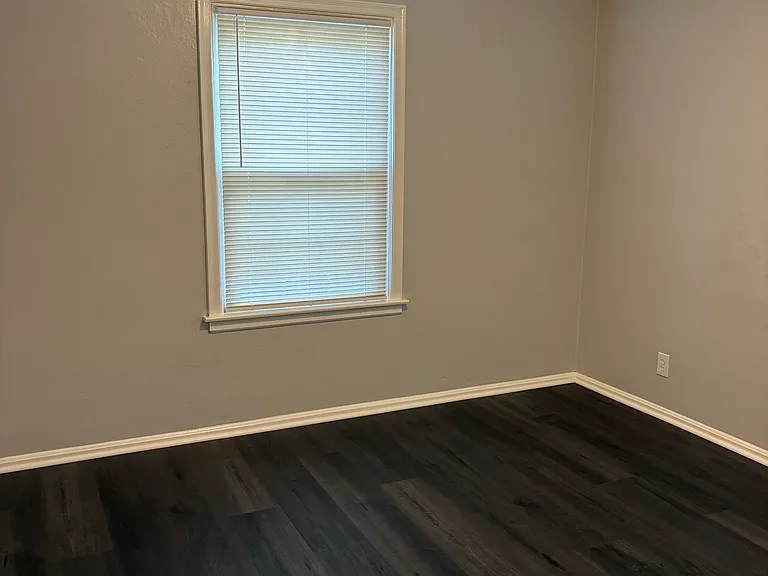 924 Curwood Dr — Photo 10