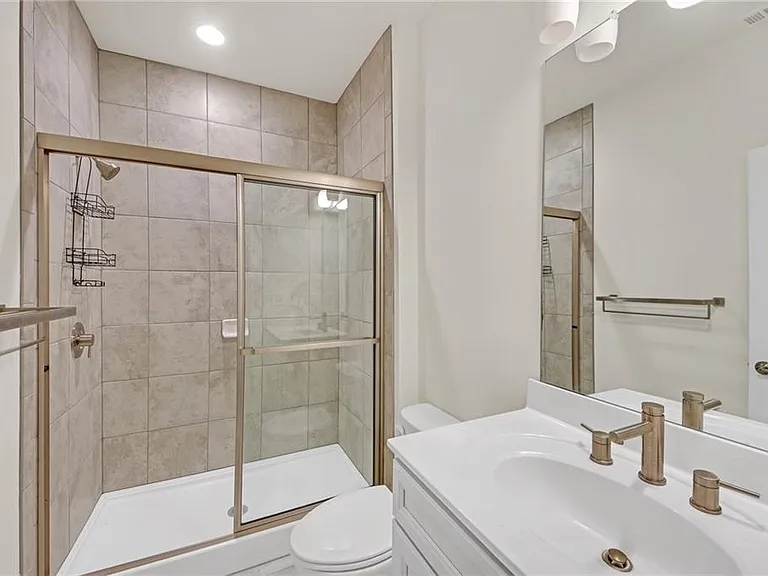 860 Stonehill Ln — Photo 4