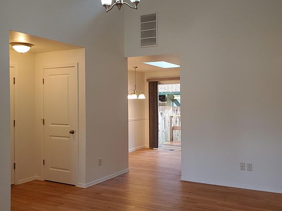 4th image of 4941 Marian Dr NE