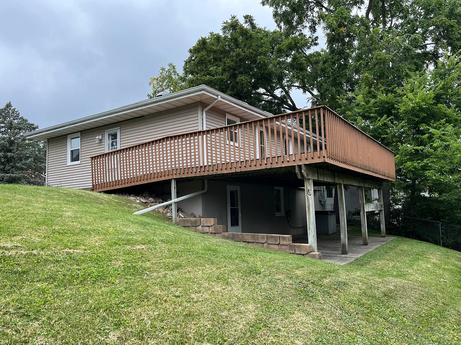 5 bed, 1736 sqft, $1,900 — Photo 2