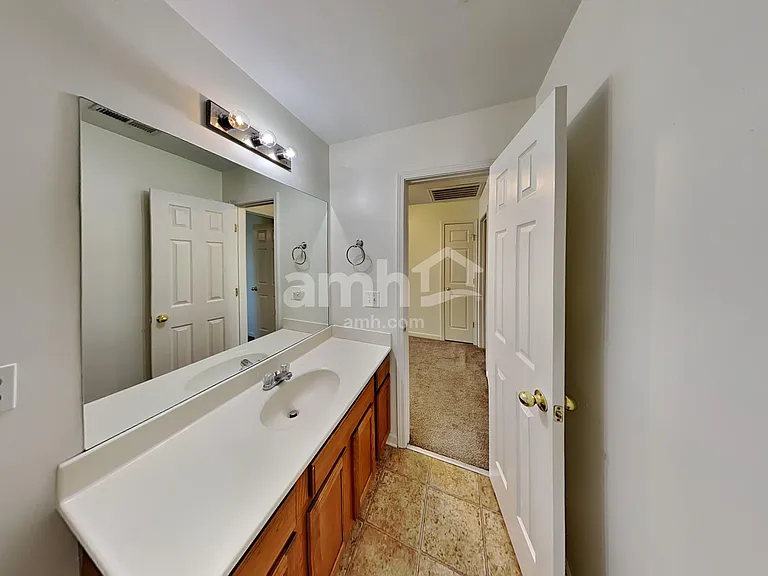 1042 Vanguard Dr — Photo 17