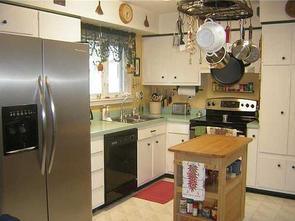 Eat in Kitchen with stainless steel appliances